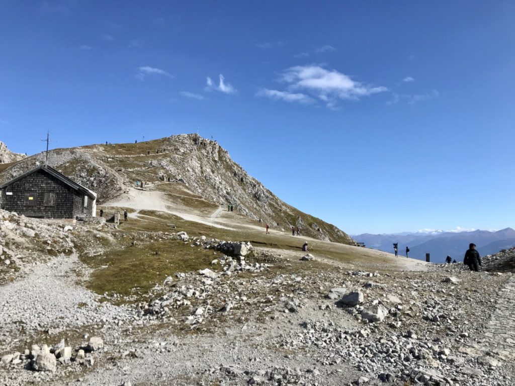 Viele Menschen machen diese leichte Wanderung, links sind die Serpentinen im Hang zu sehen. Das ist der Aufstieg zur Hafelekarspitze.