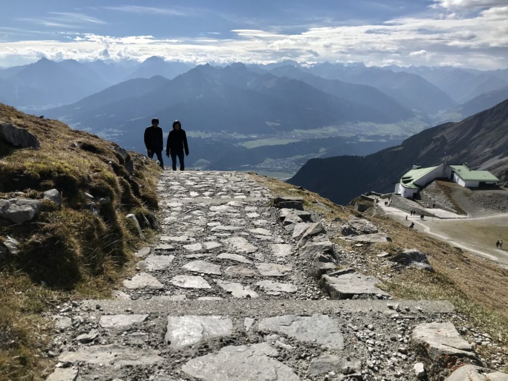 Hafelekarspitze wandern - das ist der leichte Weg von der Bergbahn zum Gipfelkreuz