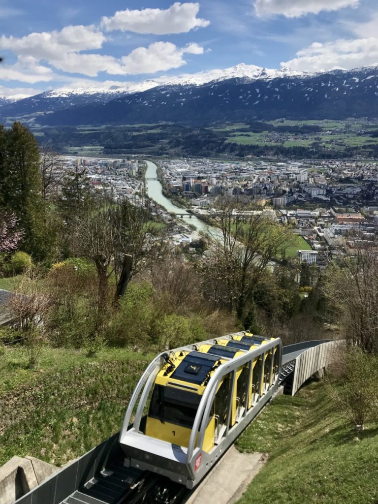 Mit der Hungerburgbahn in den Innsbrucker Stadtteil Hungerburg