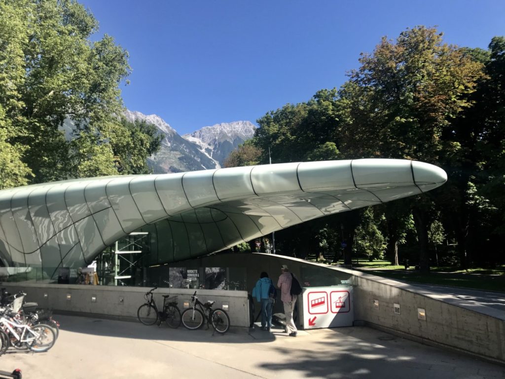 Das ist die Talstation der Hungerburgbahn - das Design kommt von Zaha Hadid