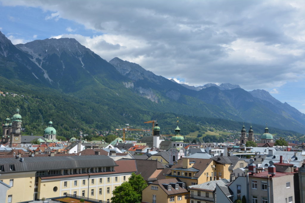 Der Blick über die Stadt, links am Bildrand im Wald die Hungerburg, dahinter die Nordkette