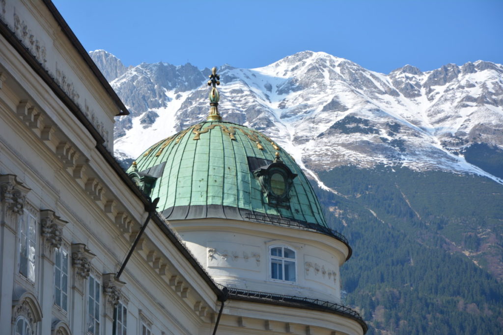 Das ist die Nordkette von der Hofburg gesehen - findest du die Bergstation am Hafelekar?