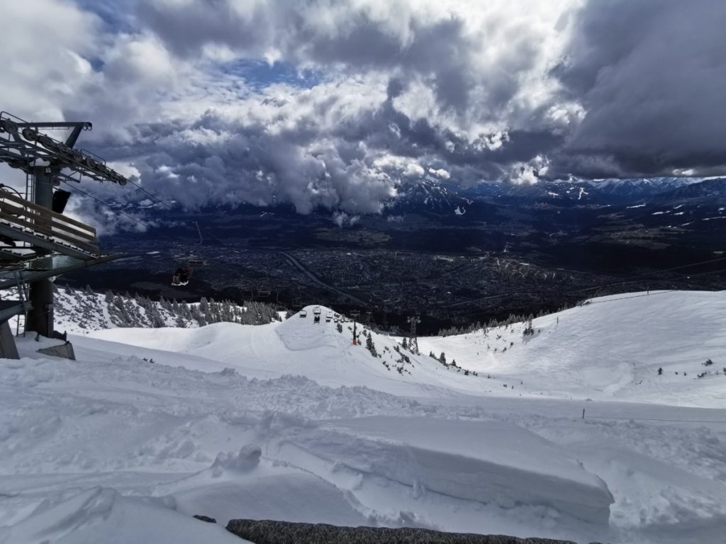 Skigebiet Innsbruck - Abfahrt im Powder auf der Seegrube mit Blick auf die Stadt