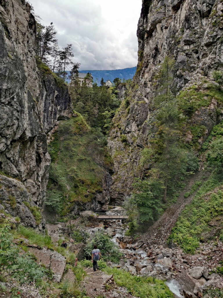 Blick aus der Ehnbachklamm auf den Kalvarienberg in Zirl samt Kirche