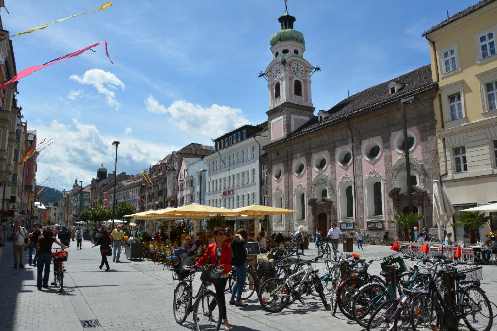 Die Altstadt in Innsbruck bei der Annasäule