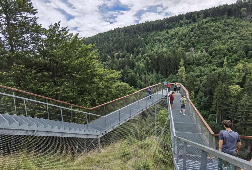 V-förmige Aussichtsplattform beim Drachenfelsen Innsbruck oberhalb der Sillschlucht