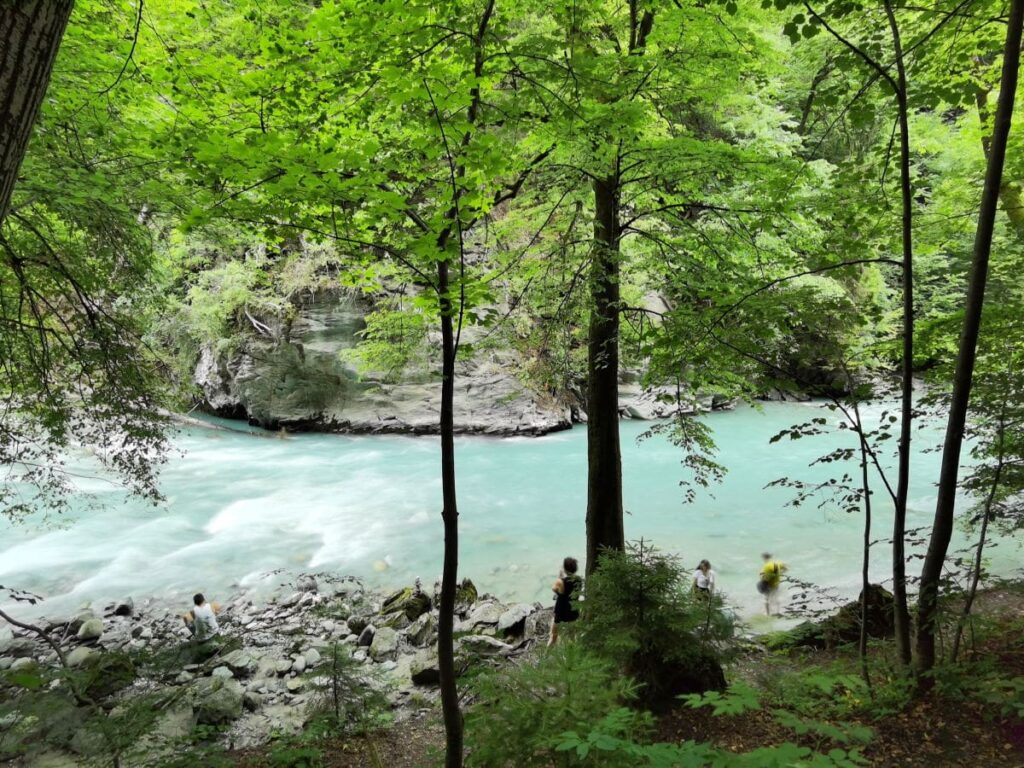 Türkisblau schimmert das Wasser der Sill in der Sillschlucht bei Innsbruck