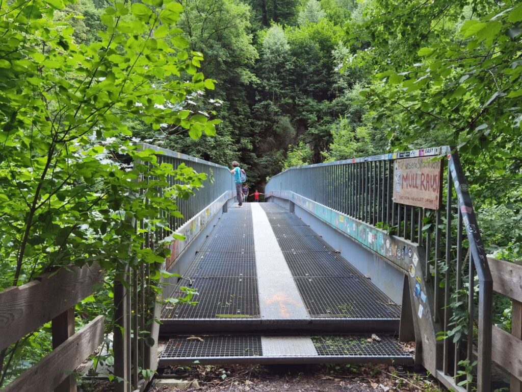 Über die Brücke in der Sillschlucht Innsbruck wandern