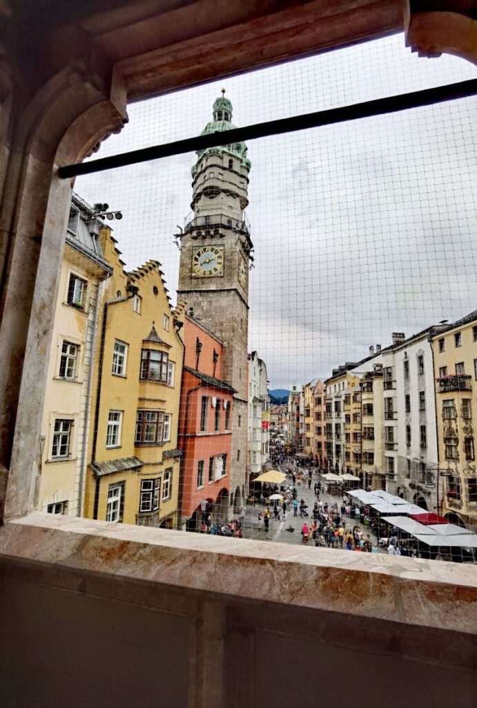 Goldenes Dachl Ausblick auf die Herzog-Friedrich-Straße Innsbruck, die Fußgängerzone mit den prächtigen Fassaden