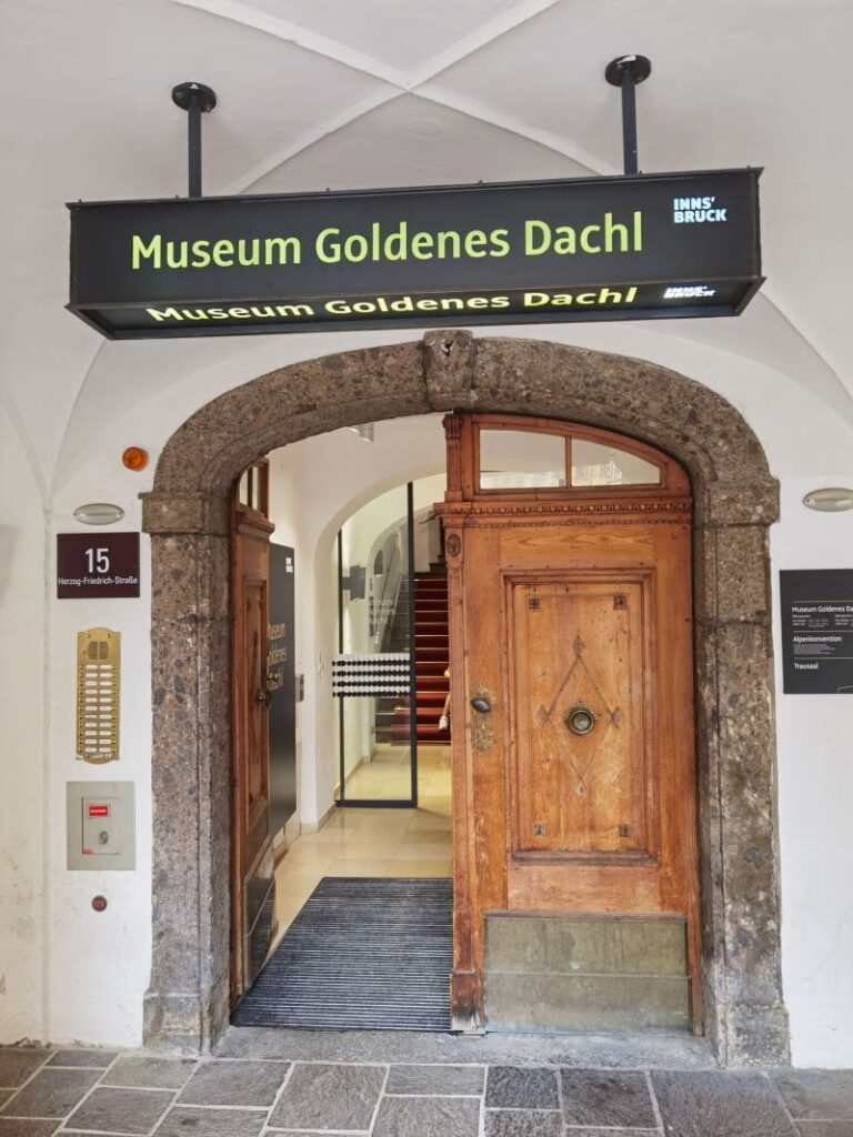 Der Eingang ins Museum Goldenes Dachl