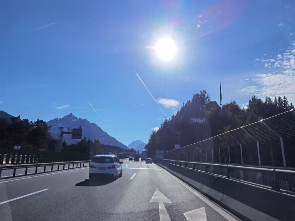 Fahrt mit dem Auto über die Europabrücke - links der Serles Gipfel, rechts der Kirchturm der Europakapelle