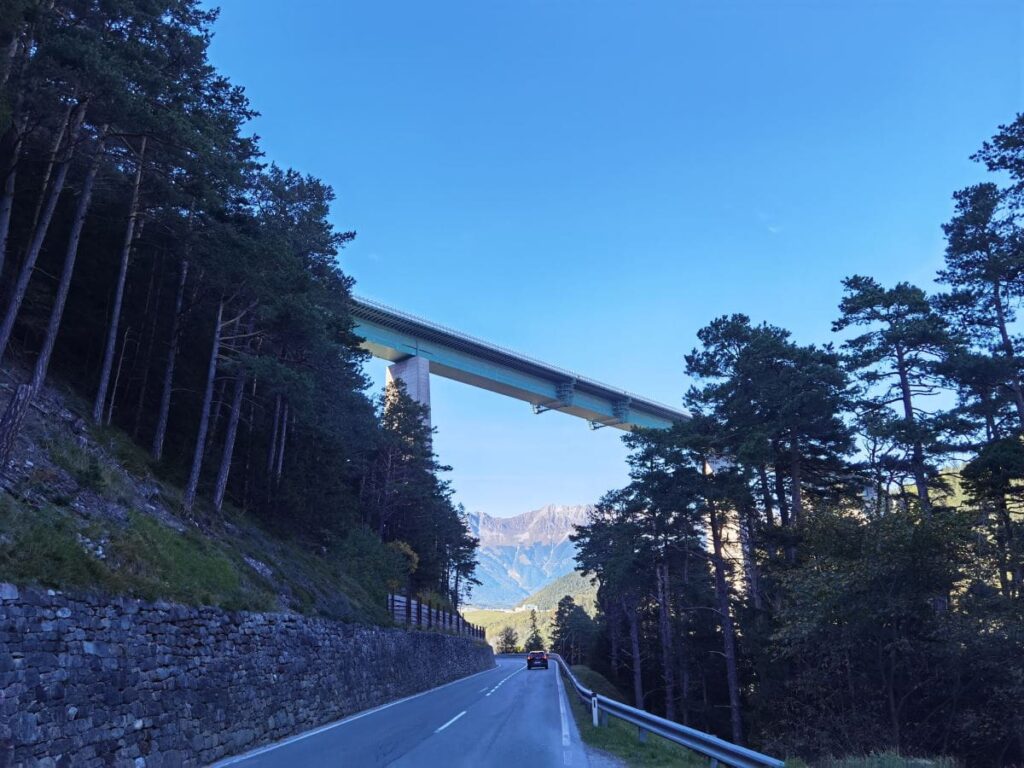So kannst du dir die Europabrücke Maut: Die Brenner Bundesstraße führt under Brücke durch. Sie ist mautfrei.