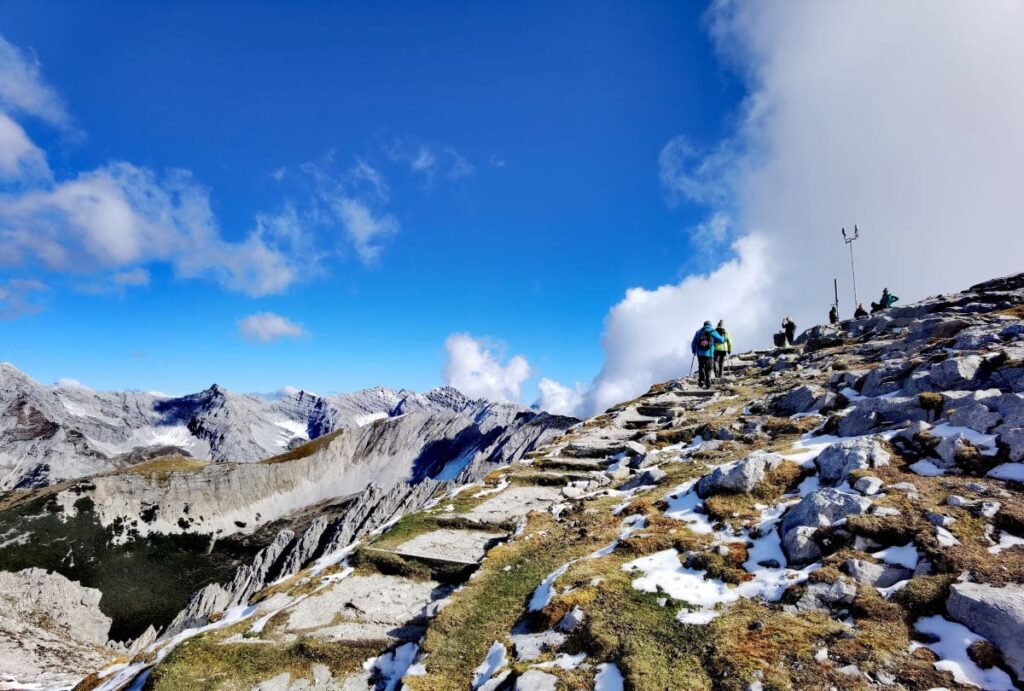 Auf die Hafelekarspitze wandern - mit dem Karwendel im Blick