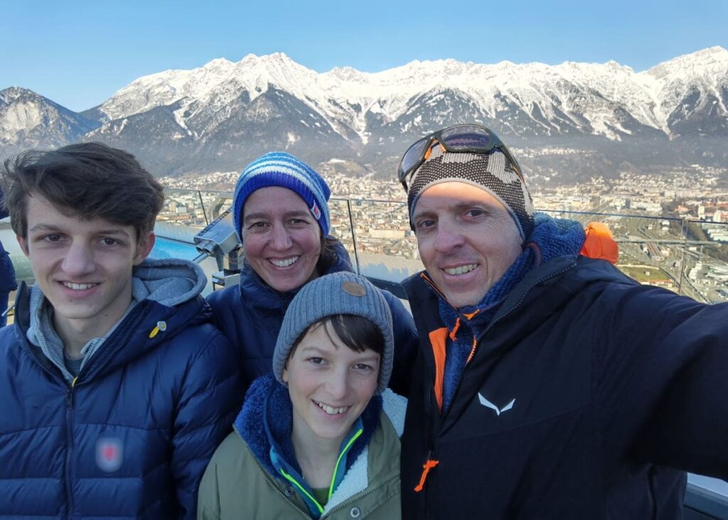 Fotopoint auf der Bergisel Aussichtsplattform - rundum Ausblick, plus die Bilder der Skiadler im Turm der Schanze