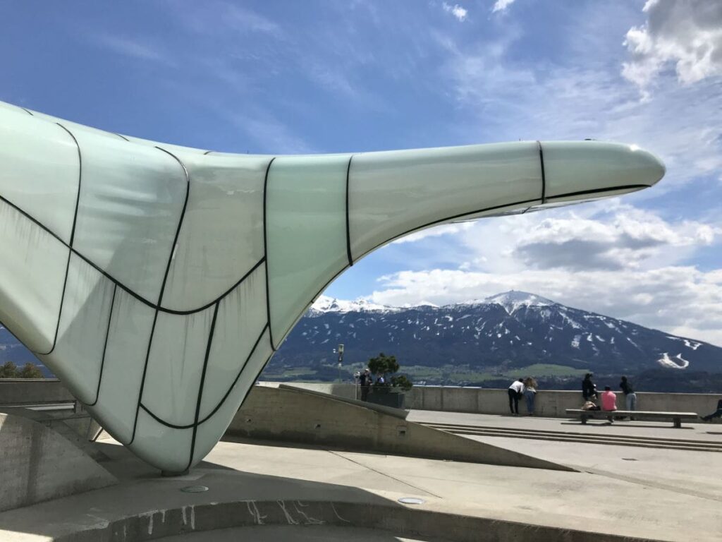 Die Station der Hungerburgbahn ist eine der Innsbruck Sehenswürdigkeiten und bringt dich zum besten Aussichtspunkt der Stadt