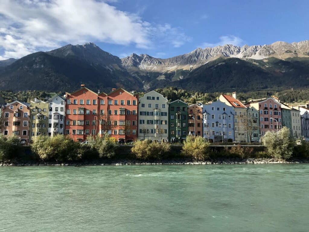 Innsbruck Sehenswürdigkeiten - Viele Häuser in der Altstadt Innsbruck sind reich verziert und so schön zum Anschauen von außen bei einem Stadtbummel