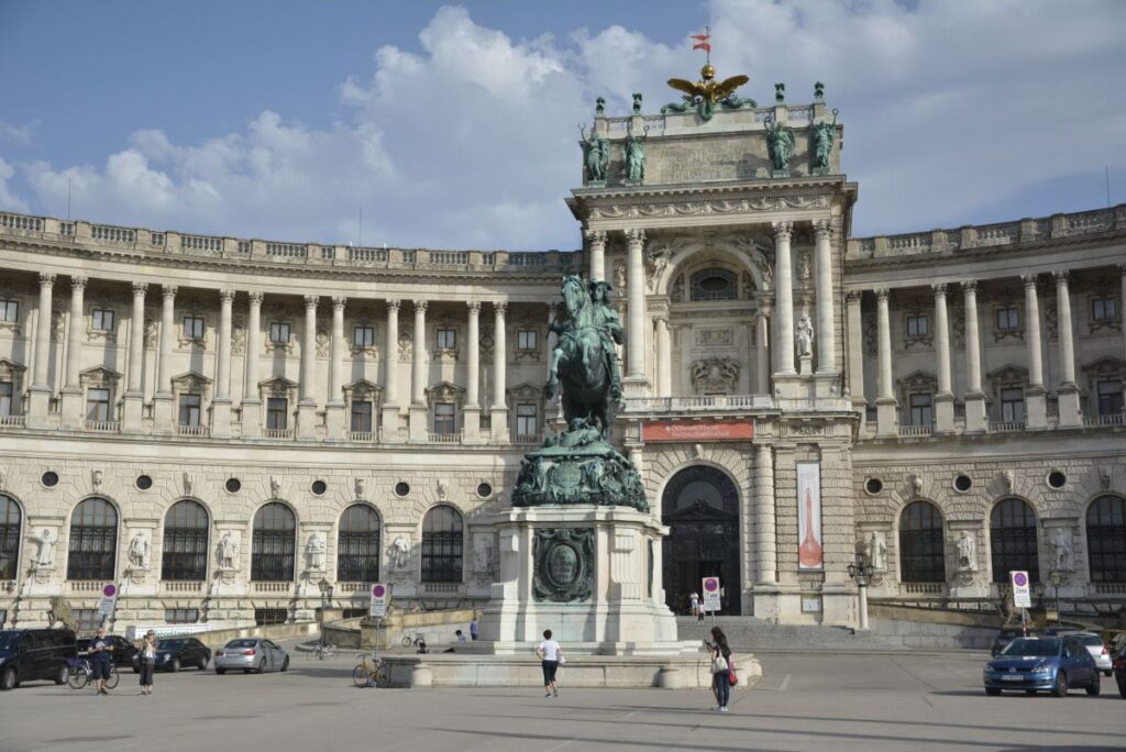 Wien ist die größte Stadt in Österreich - bekannt für seine feudalen Gebäude und das Riesenrad am Wiener Prater