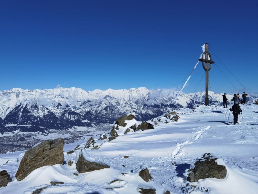 Skitour Innsbruck mit Ausblick ins Karwendel - am Patscherkofel Gipfelkreuz