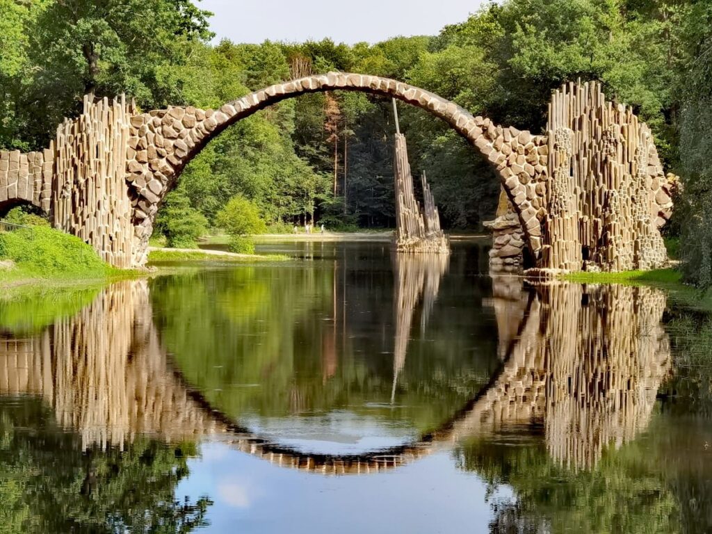 Magisch und außergewöhnliche Reiseziele Deutschland - die Rakotzbrücke im Rhododendronpark Kromlau