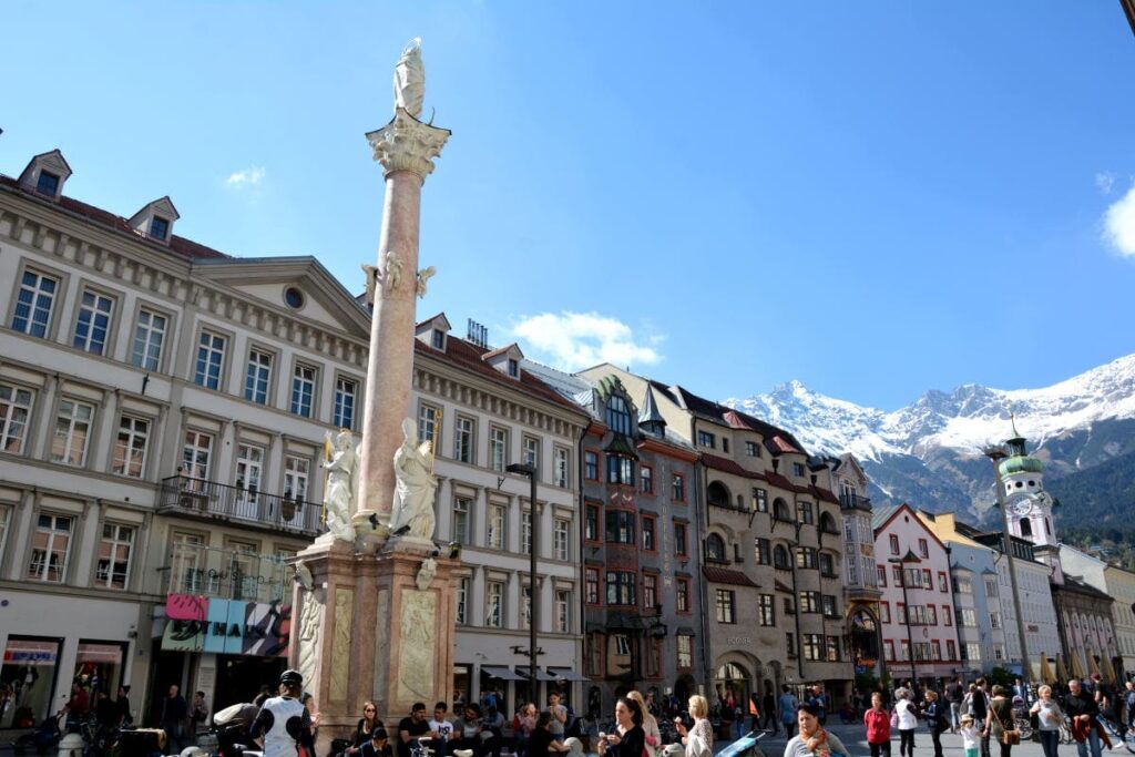 Eine der zentralen Innsbruck Sehenswürdigkeiten - die Annasäule in der Maria-Theresien-Straße