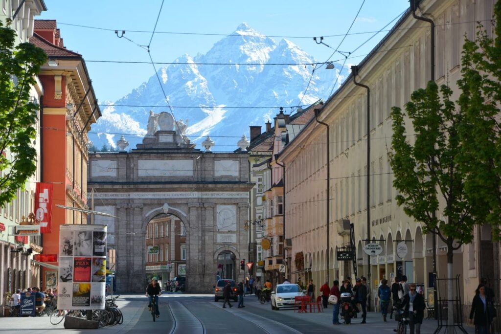 Innsbruck Sehenswürdigkeiten mit Bergblick: Die Triumphpforte in Innsbruck ist das Tor in die Altstadt Innsbruck und bietet den Blick auf die Serles