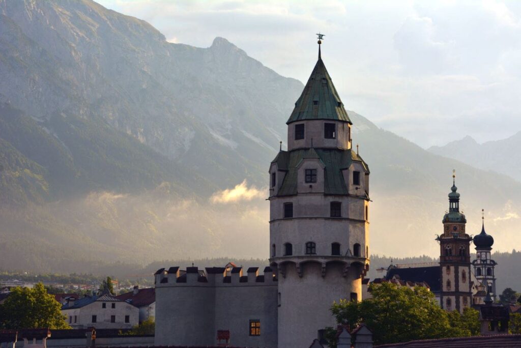 Hall in Tirol, ebenfalls Umgebung Innsbruck - mit der Burg Hasegg