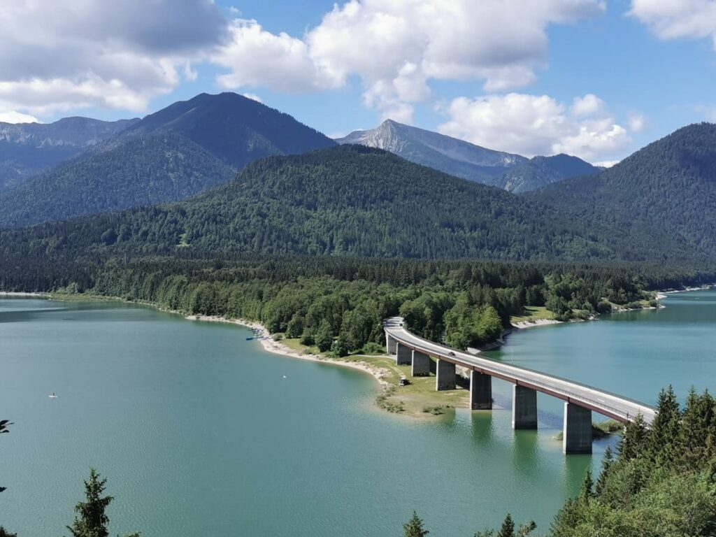 außergewöhnliche Reiseziele Deutschland - der Sylvensteinsee am Rande des Karwendel, über 70 Kilometer ab Innsbruck