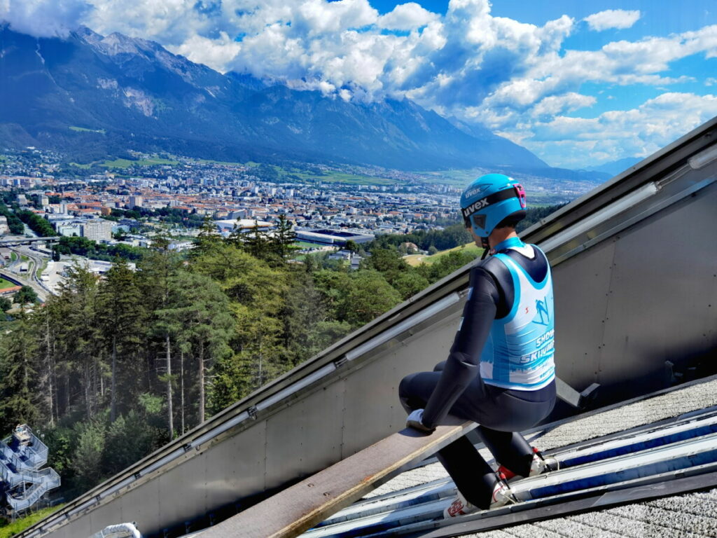 Vor dem Absprung auf der Bergisel Skisprungschanze - Konzentration für den Sprung