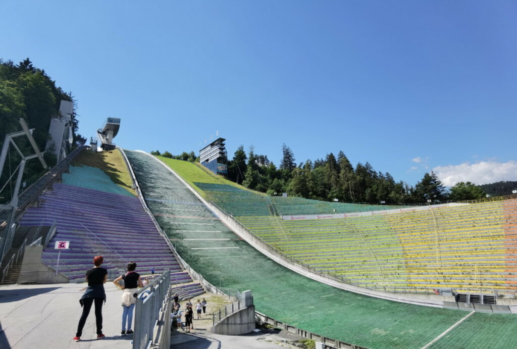 Blick vom Bergisel Stadion zur Schanze - dort oben starten die Skispringer