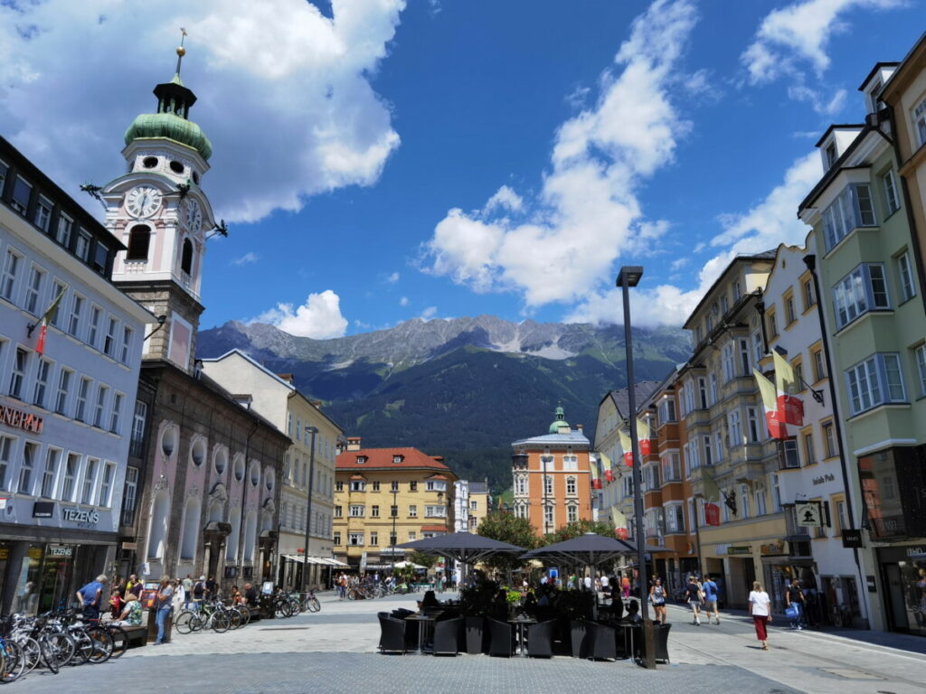 Die prächtige Maria-Theresien-Straße in Innsbruck, hinten die Nordkette im Karwendel