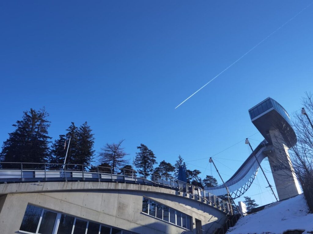 Winter in Innsbruck auf dem Bergisel: Fahr hinauf und schau auf die Stadt, bei einem Frühstück mit Sekt