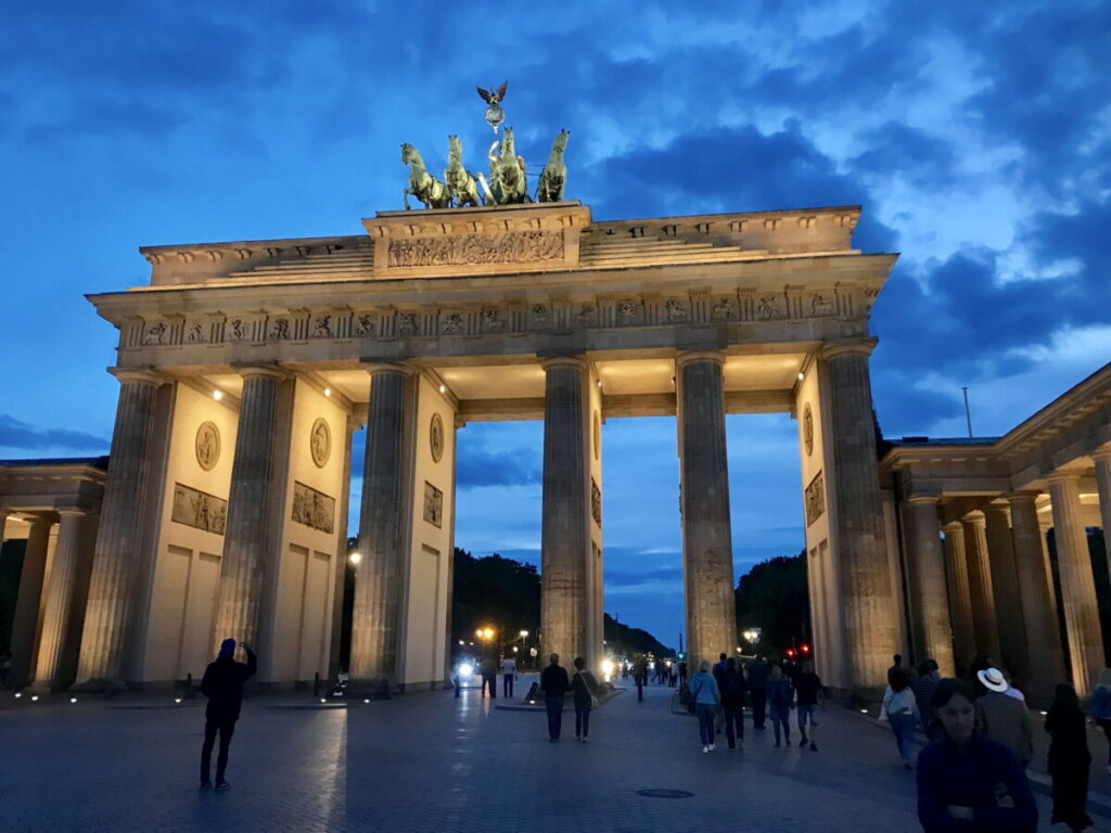 Das Brandenburger Tor in Berlin ist eines der außergewöhnlichen Reiseziele, das man einmal sehen muß