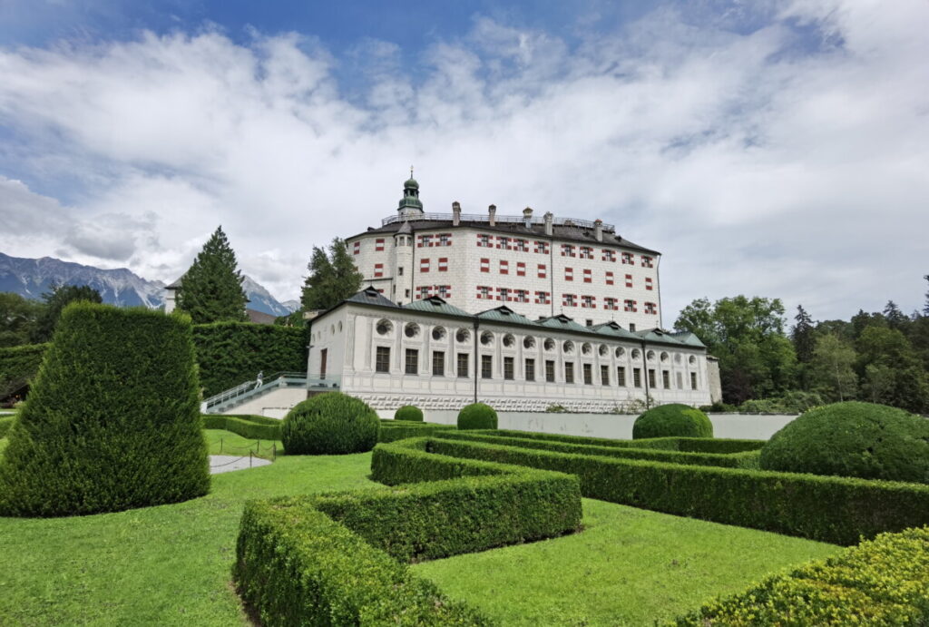 Das Schloss Ambras und der große Schlosspark sind bekannte Innsbruck Sehenswürdigkeiten