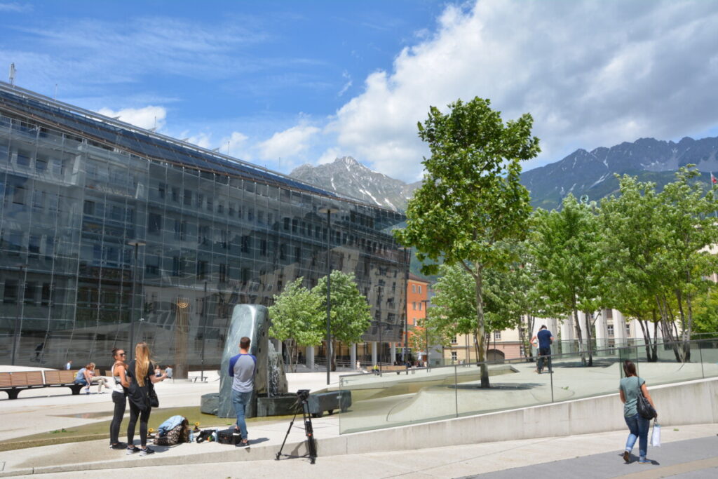 Die glatten Betonflächen auf dem Landhausplatz Innsbruck laden zum Skaten ein