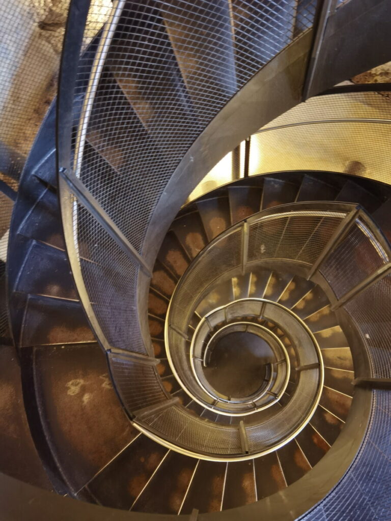 Der Aufstieg auf den Stadtturm Innsbruck erfolgt über diese Wendeltreppe: 133 Stufen führen nach oben