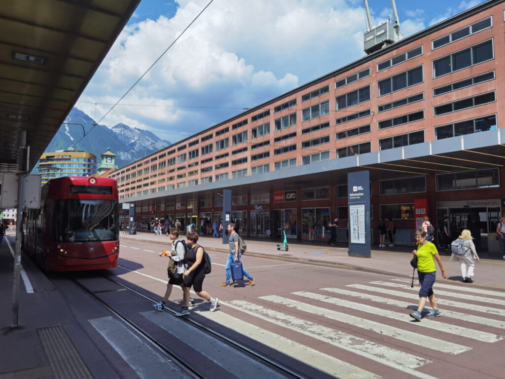 Innsbruck Hauptbahnhof Eingang vom Bozner Platz