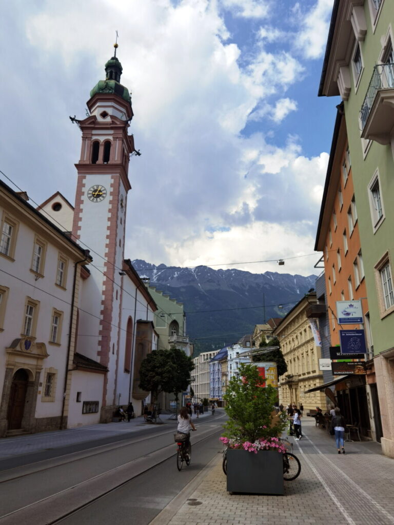 Von der Altstadt Innsbruck geht es hinein in die Servitenkirche