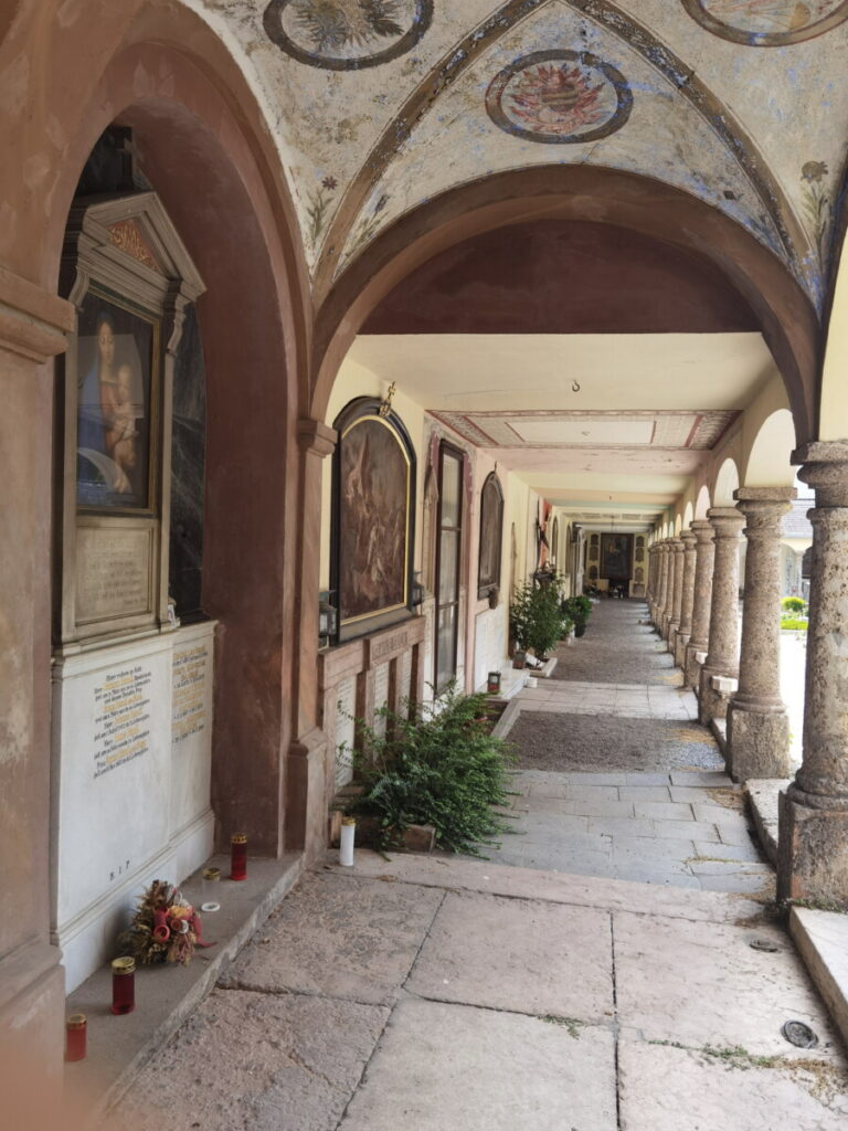 Der sehenswerte Arkadengang auf dem Friedhof St. Nikolaus Innsbruck