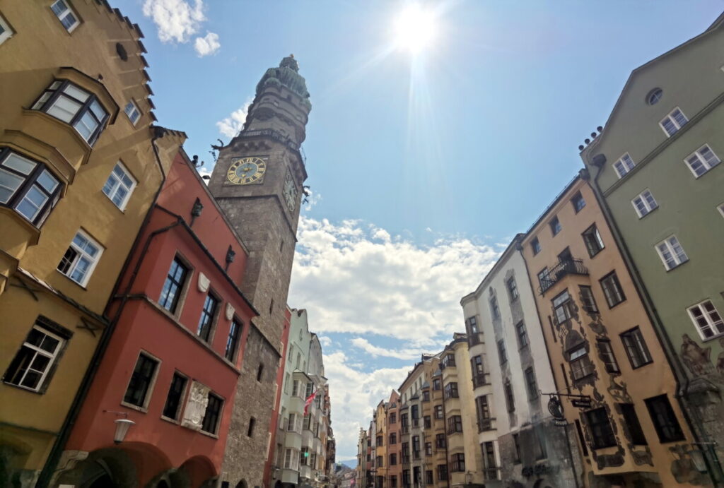 Links im Bild der Stadtturm Innsbruck - mitten in der historischen Altstadt