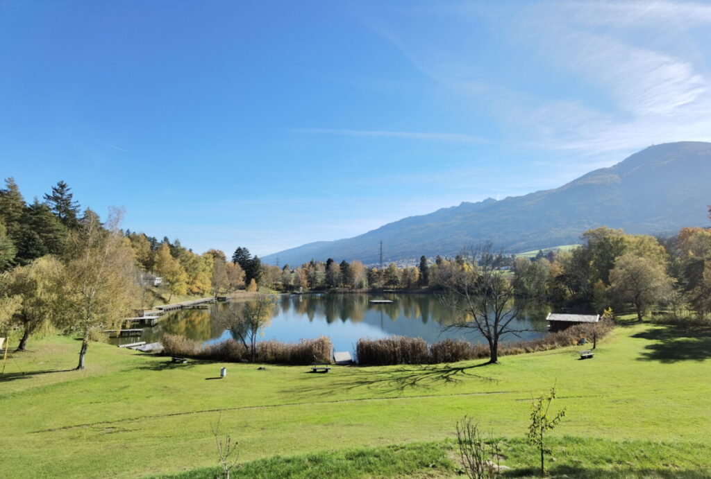 Der Lanser See ist einer der Seen rund um Innsbruck, im Sommer ein Badesee