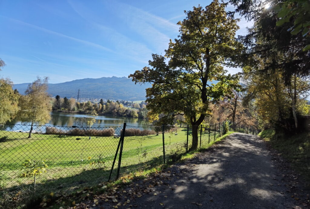 Um den Zaun am Lanser See führt ein Wanderweg