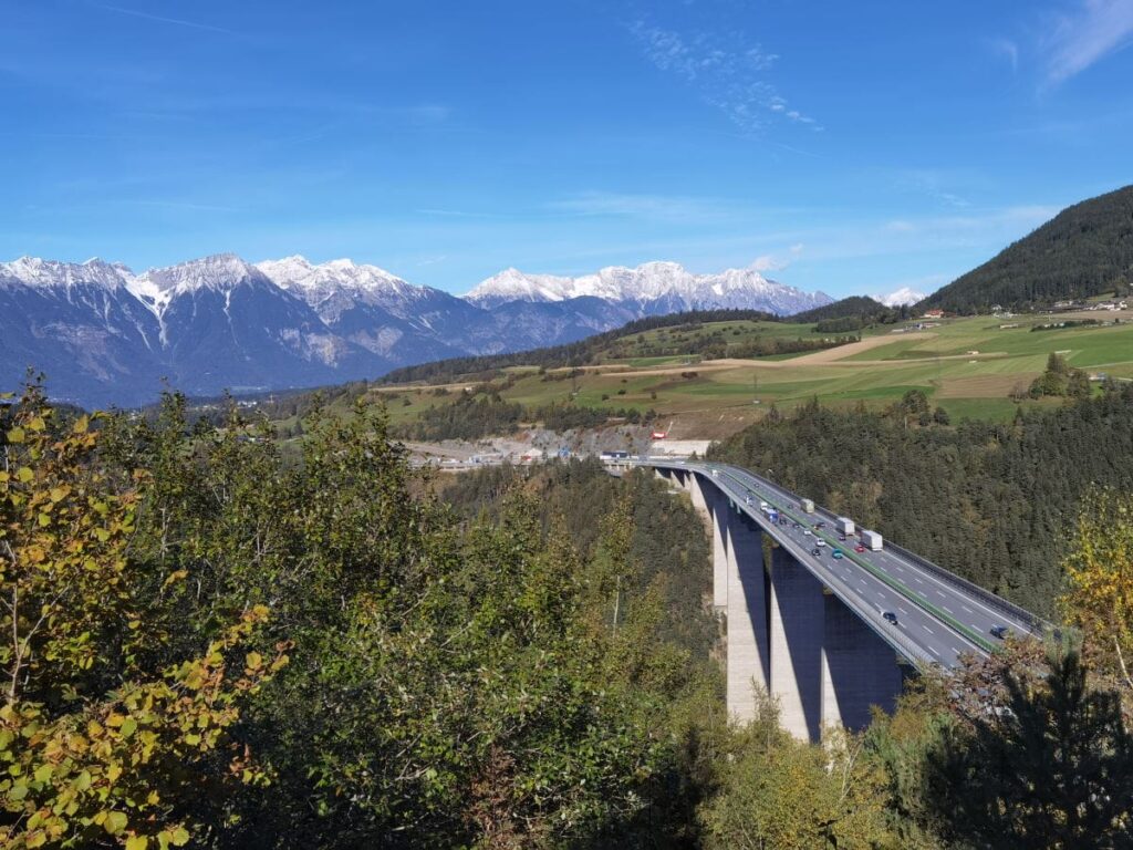 Brennerpass über die Alpen: Die Brenner Autobahn bei Innsbruck, mit Blick auf das Karwendel