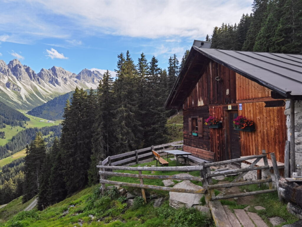 Die Salfeiner See Wanderung führt über die Salfeiner Alm hinauf zum Schönanger, wo der See ist