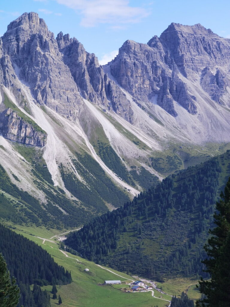 Vom Aussichtspunkt siehst du hinunter zur Kemater Alm