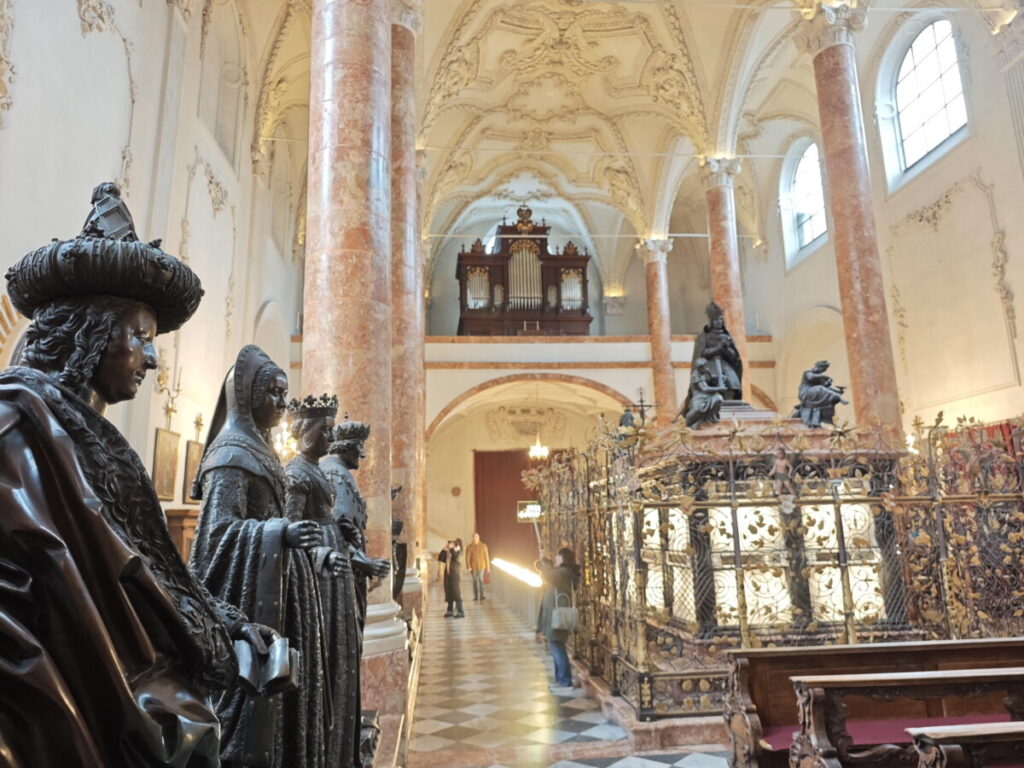 Besuch die Hofkirche Innsbruck bei Regen