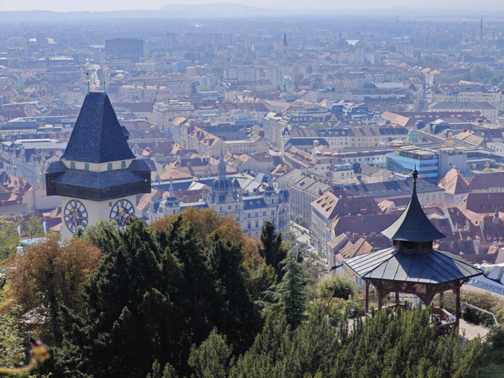 schönste Städte Österreich - Graz mit dem Uhrturm auf dem Schlossberg